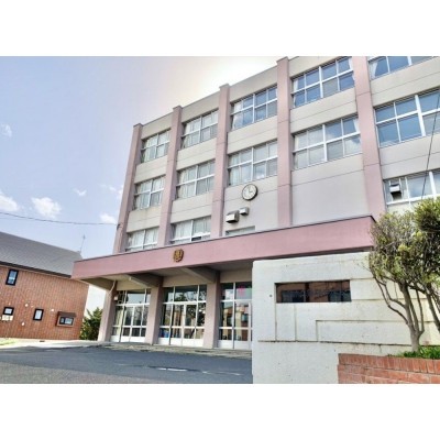 篠路中学校まで徒歩16分。中学校も徒歩圏内にあるのでお子様が…
