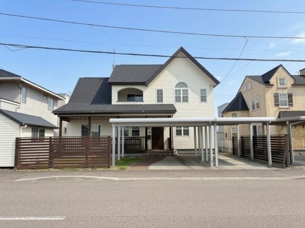 3台用カーポートやフェンス、ウッドデッキなど充実♪