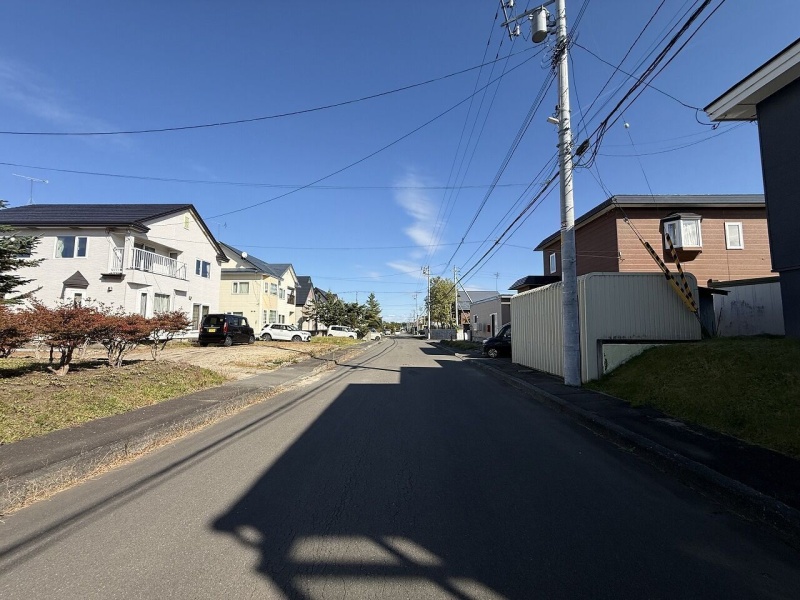 ゆとりのある道路幅で車の出入りもスムーズ♪