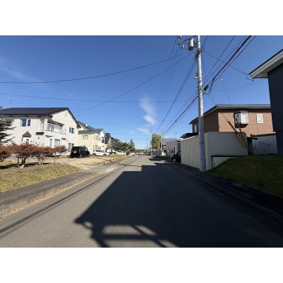 ゆとりのある道路幅で車の出入りもスムーズ♪