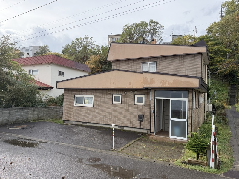 朝里1丁目線路脇で目の前が海の戸建て