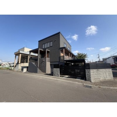 現地外観写真1：シャッター付き組み込みガレージ完備！