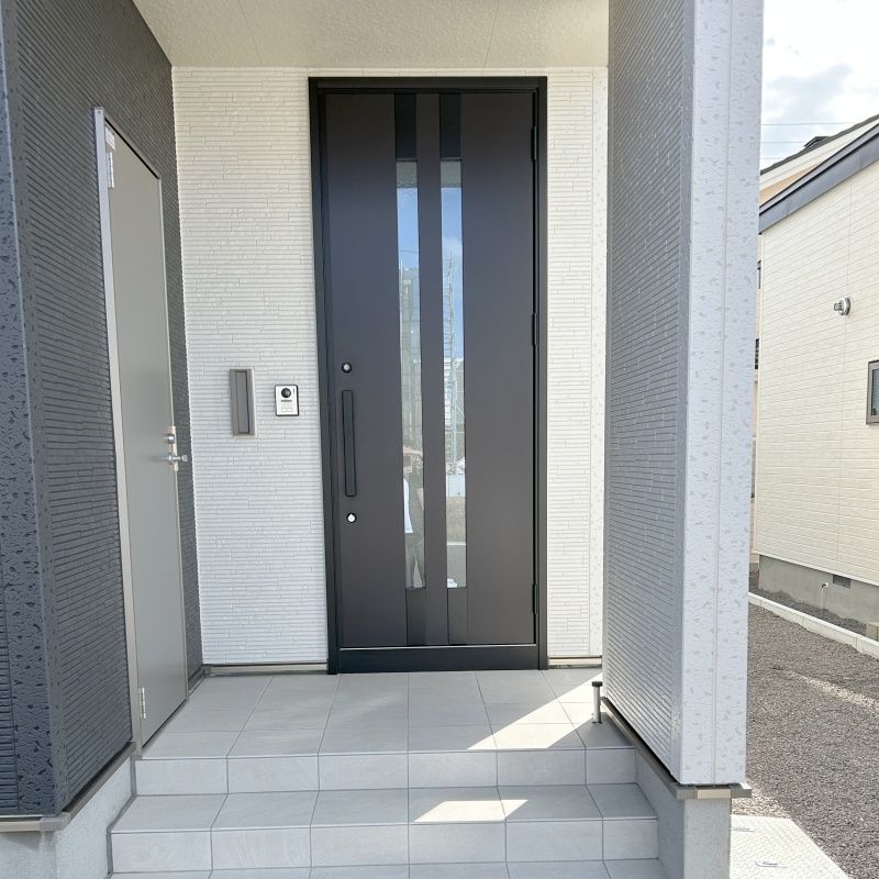 玄関横には物置を併設しています