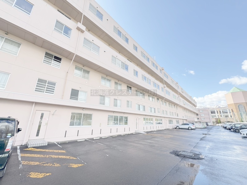 駐車場裏には小学校があります♪お子様も安心して登校♪