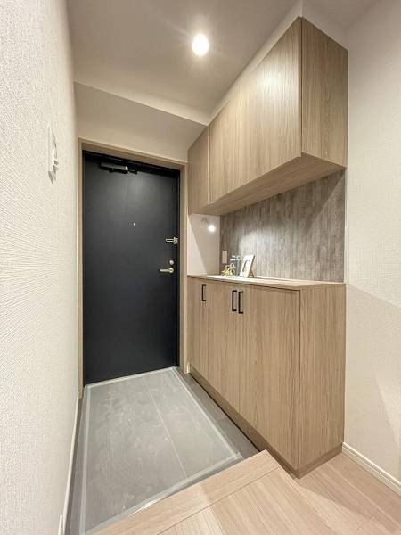 シンプルで落ち着いたデザインの玄関が魅力です。