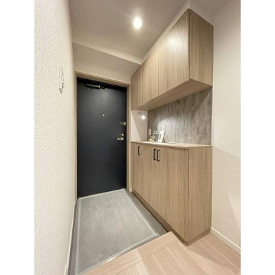 シンプルで落ち着いたデザインの玄関が魅力です。