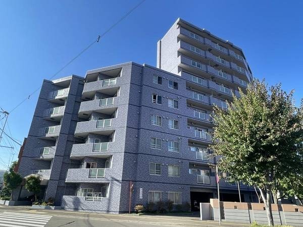 落ち着いた色合いで、周囲の街並みに馴染む外観です。