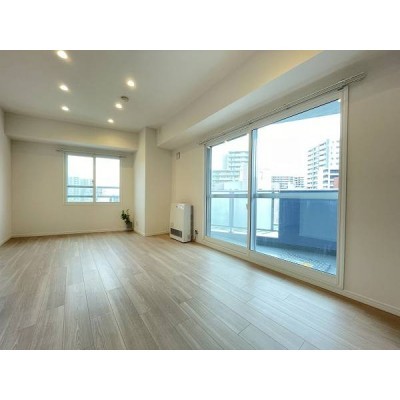 室内にたっぷりと光が差し込む、快適なリビングです。