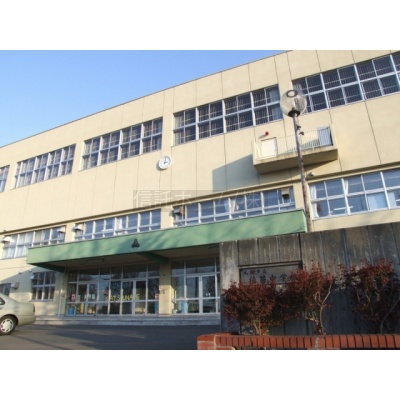 中学校：札幌市立札苗中学校：1323m