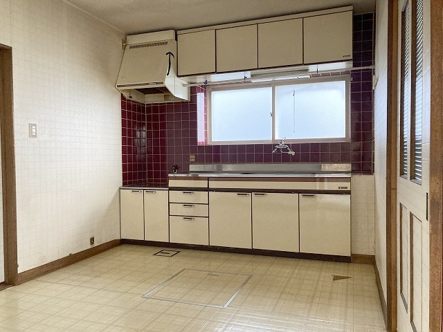 ダイニングキッチンは６帖と広く、床下収納もございます！