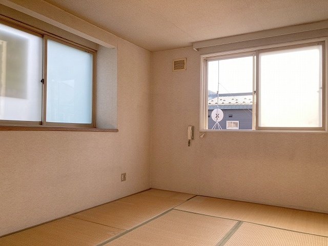 ２階８帖和室！こちらも出窓の分だけ広く感じますね！
