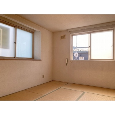 ２階８帖和室！こちらも出窓の分だけ広く感じますね！