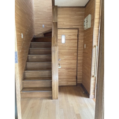 玄関ホール！2階への階段とトイレのドアがあります！