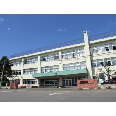 小学校：札幌市立緑丘小学校：373m