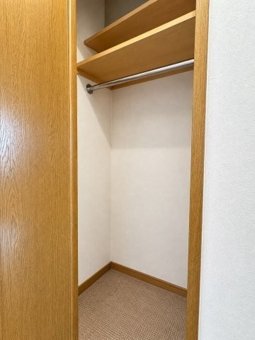 １階廊下収納。コート掛けなどにご活用ください♪※バーチャル加