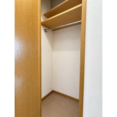 １階廊下収納。コート掛けなどにご活用ください♪※バーチャル加