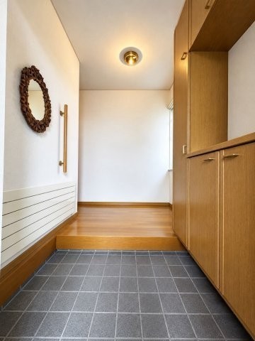 玄関を入口側から撮影。※バーチャル加工：一部家具・アイテム等