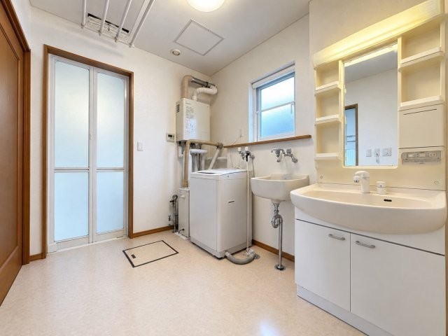 約４帖（設備設置面含む）の洗面脱衣室。電動で昇降可能な洗濯物