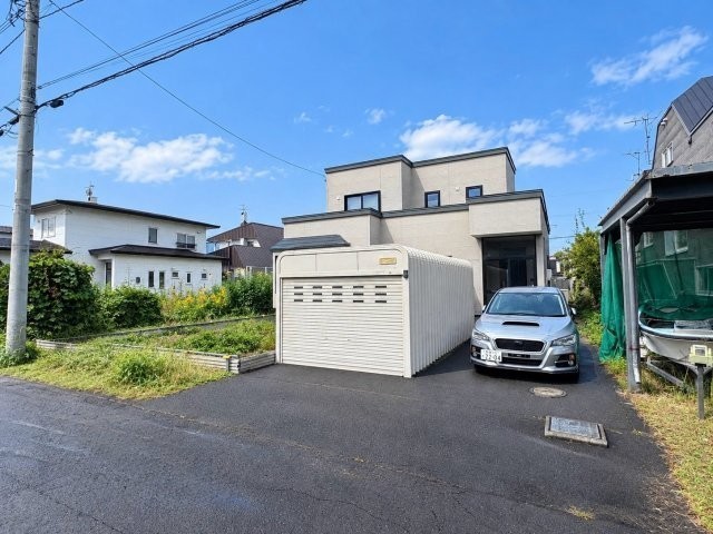 外観を東側から撮影。
