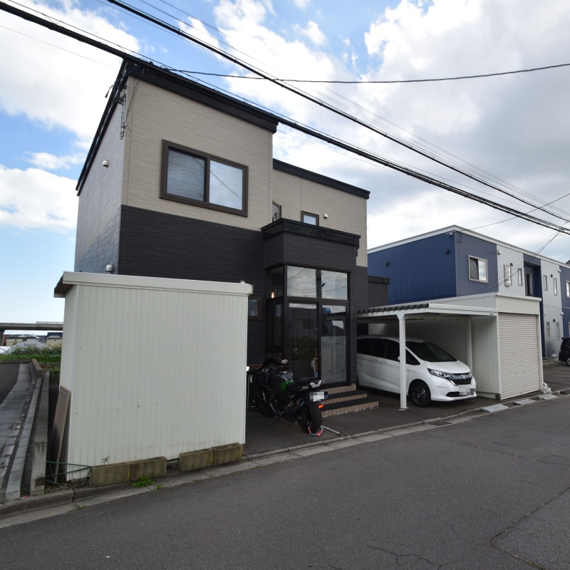 【桔梗３丁目の５LDK！ガレージ・カーポート付き、南側に畑が広がる開放的な住まい】