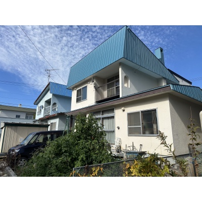 青い屋根と明るい外壁が青空に映える、陽当り良好で開放感あふれる爽やかな印象の邸宅です。