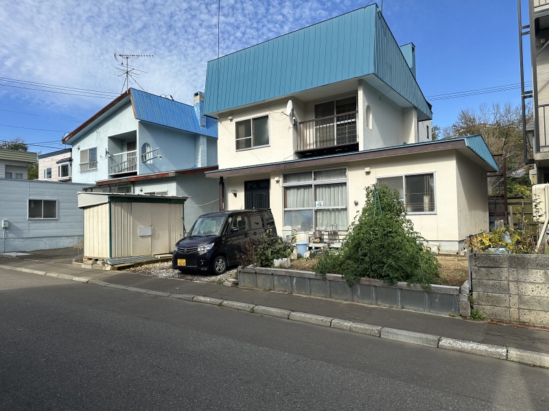 明るく心地よい陽射しが注ぐ一戸建て。物置と駐車スペースに加え、緑に親しめるお庭も付いた充実の邸宅。
