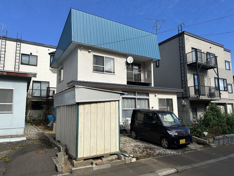 敷地内に物置と駐車スペースを設置。日当り良好で開放感があり、お車をお持ちのご家庭にも快適な邸宅。