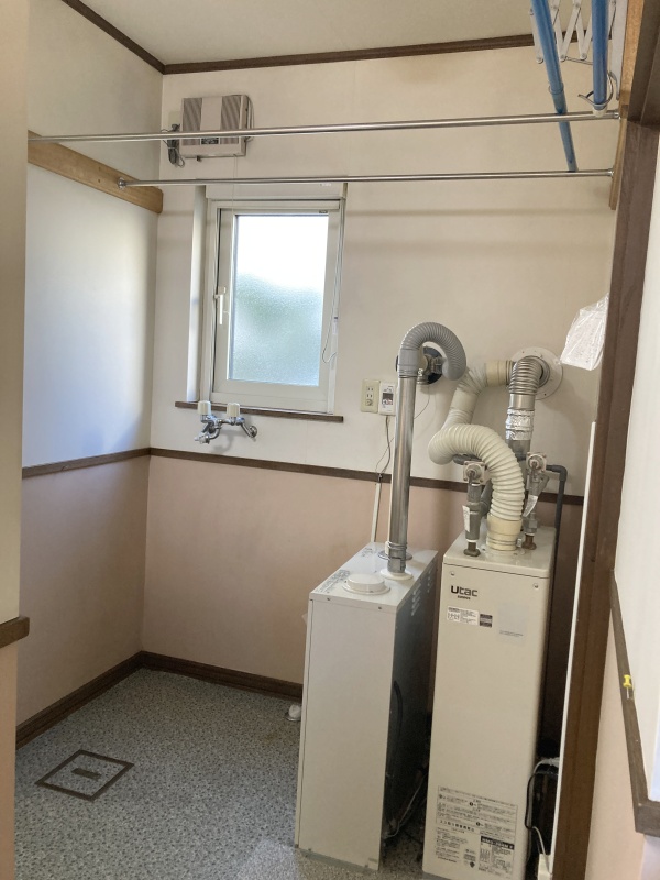 灯油ボイラーと洗濯機置場！上には洗濯物も干せるようになっております！