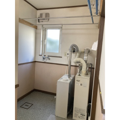 灯油ボイラーと洗濯機置場！上には洗濯物も干せるようになっております！