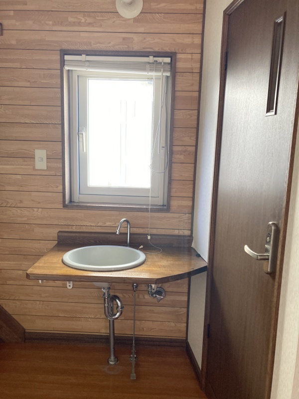 玄関ホールにあるトイレ前の洗面台！