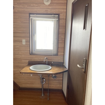 玄関ホールにあるトイレ前の洗面台！