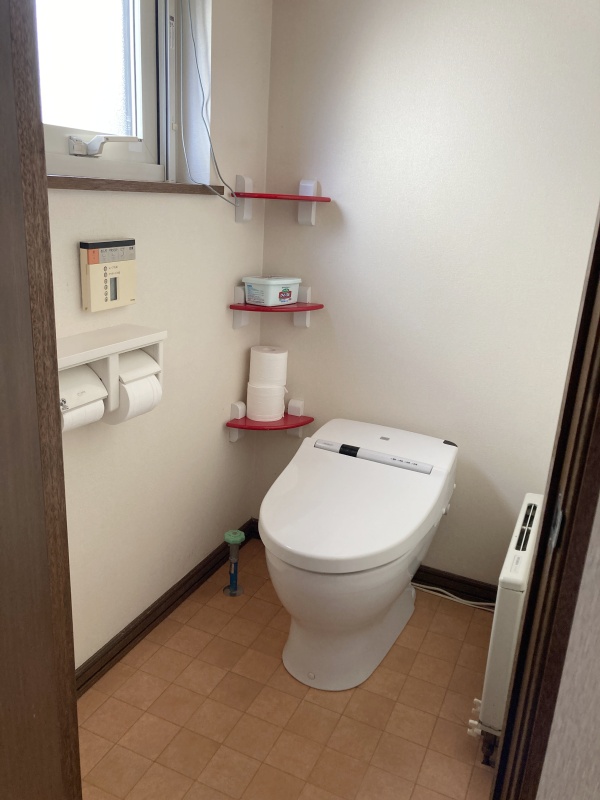 温水洗浄便座付きトイレは窓付きで明るいですね！