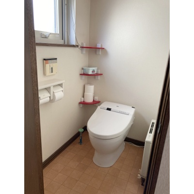 温水洗浄便座付きトイレは窓付きで明るいですね！
