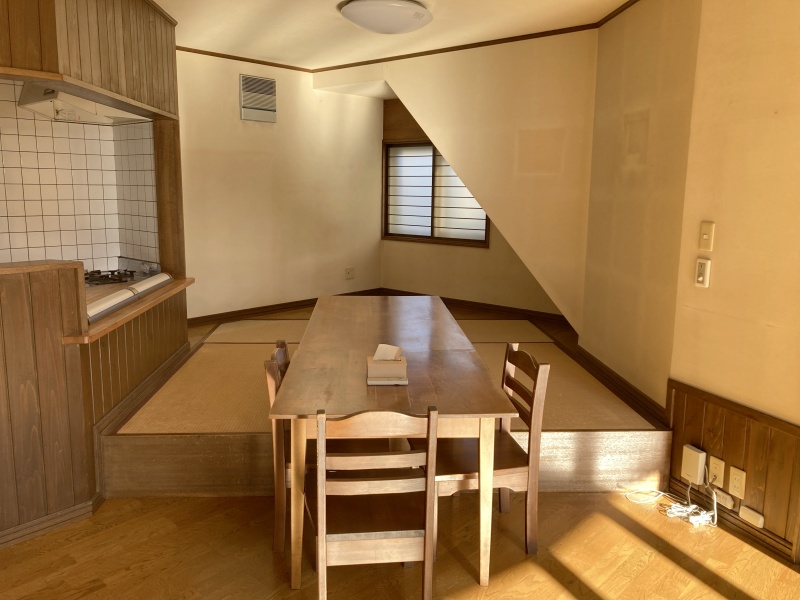カウンターキッチンの横の小上がり！毎晩居酒屋気分を味わえます！笑