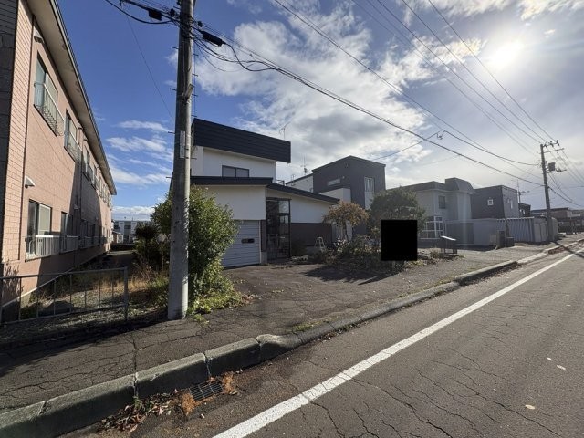 公園向かい×前面道路約10ｍ