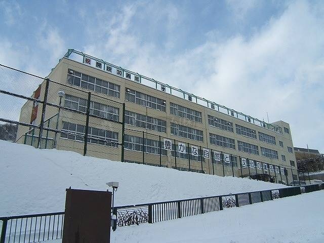 小学校：札幌市立大倉山小学校：920m