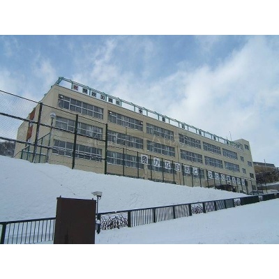 小学校：札幌市立大倉山小学校：920m