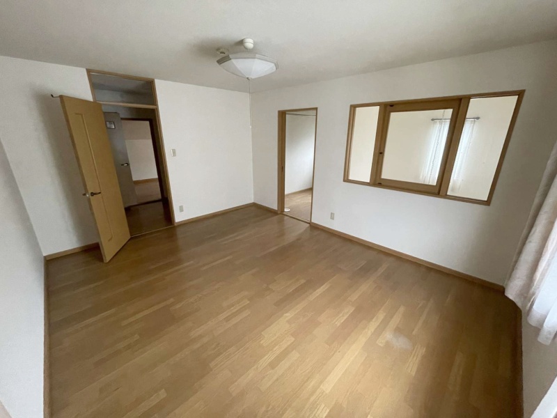 千歳市北光6丁目 4SLDK中古戸建 2階10帖洋室