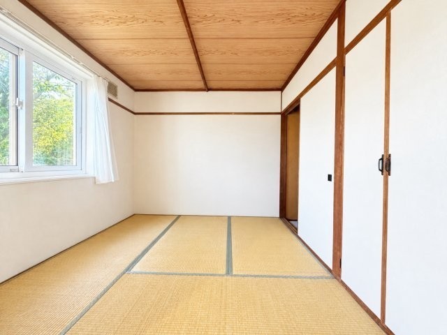 リビング横の４．５帖和室。階段下収納もございます。