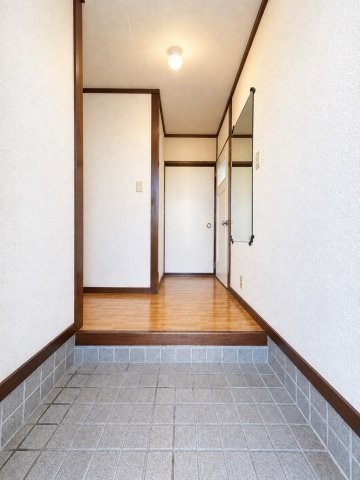 玄関を入口側から撮影