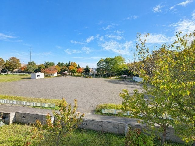 建物裏面は公園のため建物なし♪