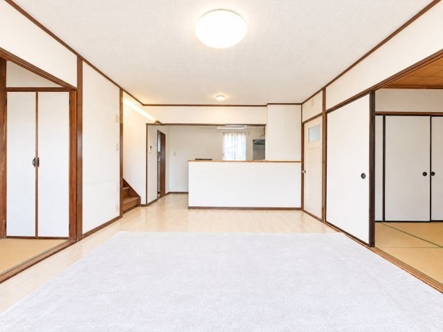 ＬＤＫを南東のお庭側から撮影。両サイドに和室がございます。