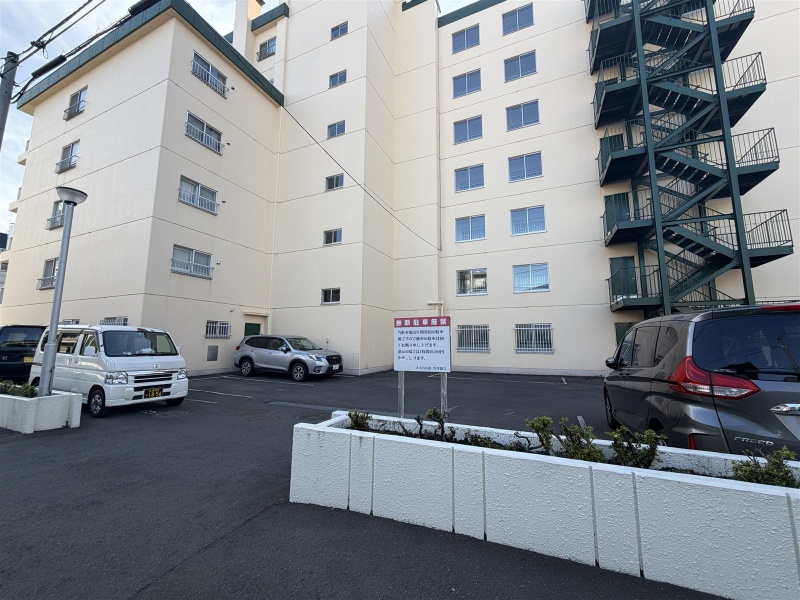 外階段のある建物の側面。手前にスペースがあります。