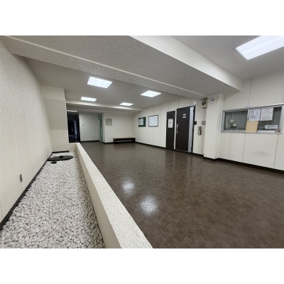 受付窓口のある、光沢の床が美しいエントランス。