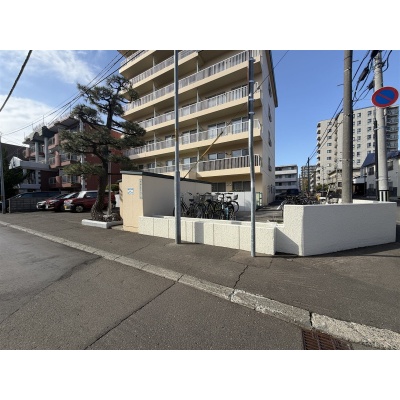 通りから見た建物と、整った駐輪スペースです。