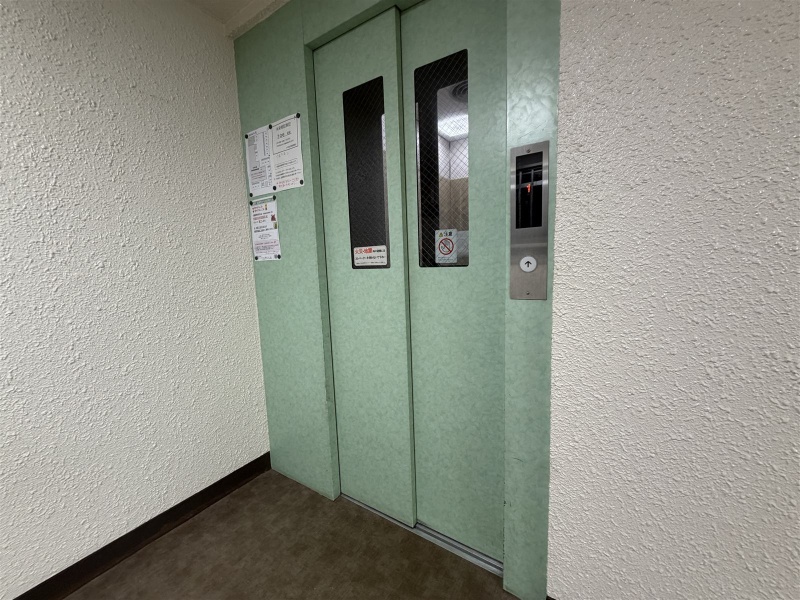 グリーンの扉が印象的なエレベーターホールです。