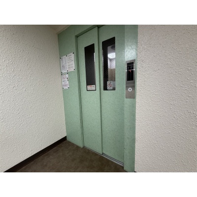 グリーンの扉が印象的なエレベーターホールです。