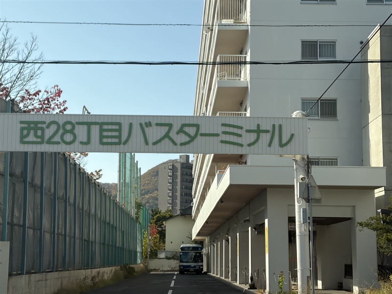 バスターミナルが近く、移動の利便性が高い立地です。