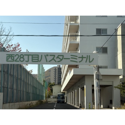 バスターミナルが近く、移動の利便性が高い立地です。