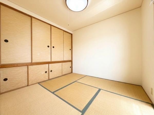和室4.5帖：嬉しい大容量収納スペース♪